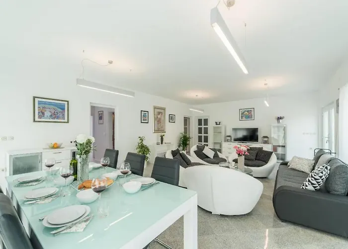 Villa With Pool Near Beautiful Sandy - By Traveler Tourist Agency Krk - Id 2506 Privlaka (Zadar)